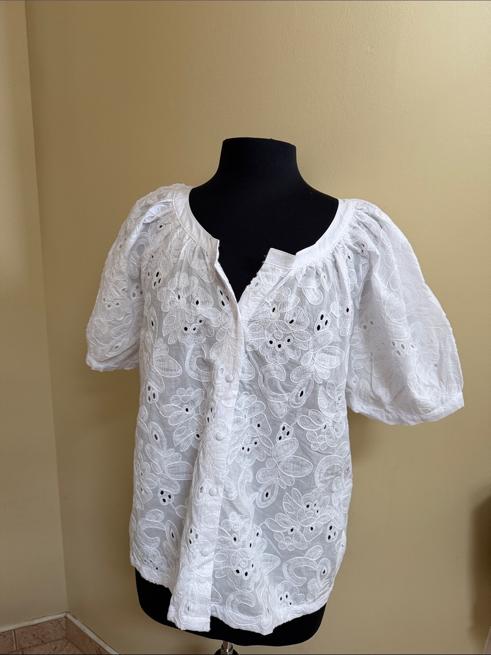 NWT Calypso  White Eyelet Puff-Sleeve Button-Front Blouse xl